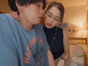 Em gái hàng xóm biết tôi hay nhìn sang nên thường làm trò khiêu khích