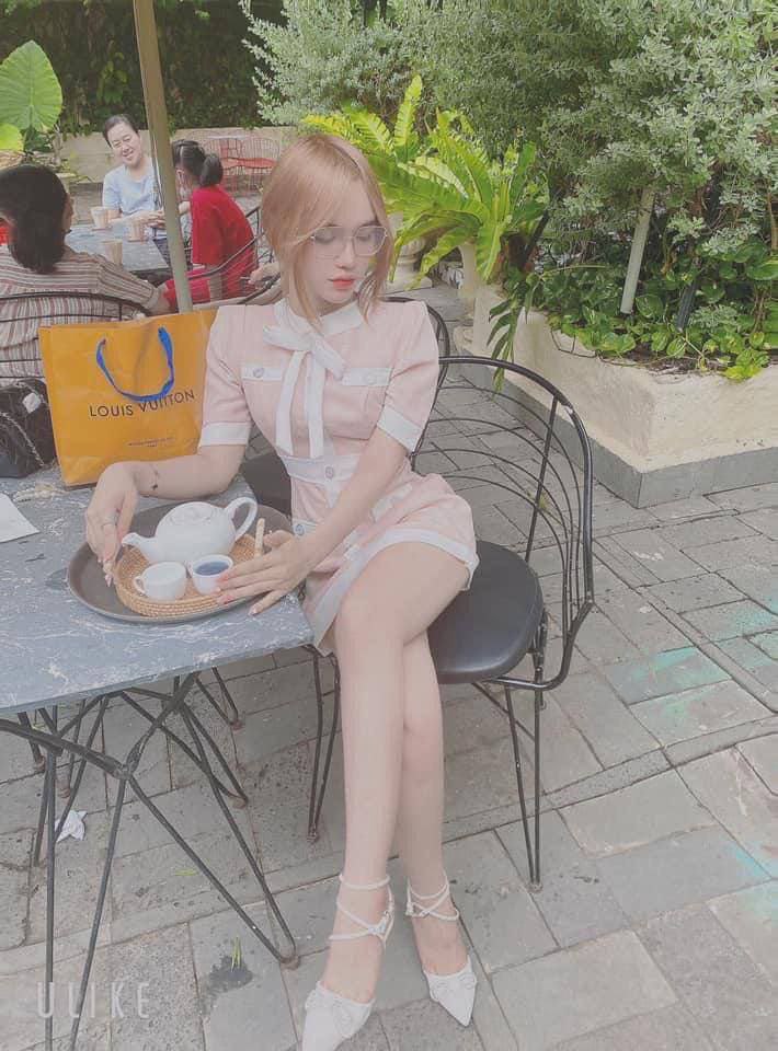 Anh chàng Đàm Hoa Khỉ phát sóng trực tiếp cảnh làm thủ tục nhận phòng tại khách sạn sao~ Anh ta đã trả giá đắt để hẹn gặp một cô gái đeo kính, hôn, sờ mó, tán tỉnh, cưỡi ngựa, nhấc chân, tiến vào từ phía sau, quan hệ với cô ấy một cách thô bạo đến mức cô ấy không thể chịu đựng được...